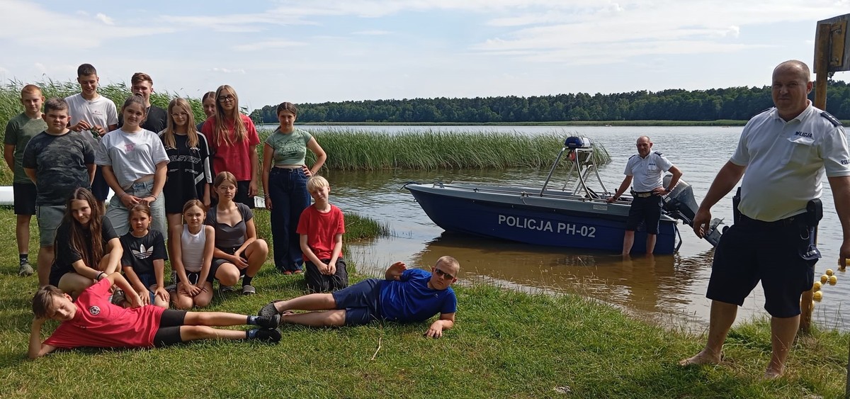 Bezpieczne wakacje nad wodą – działania sierpeckiej policji na Jeziorze Urszulewskim