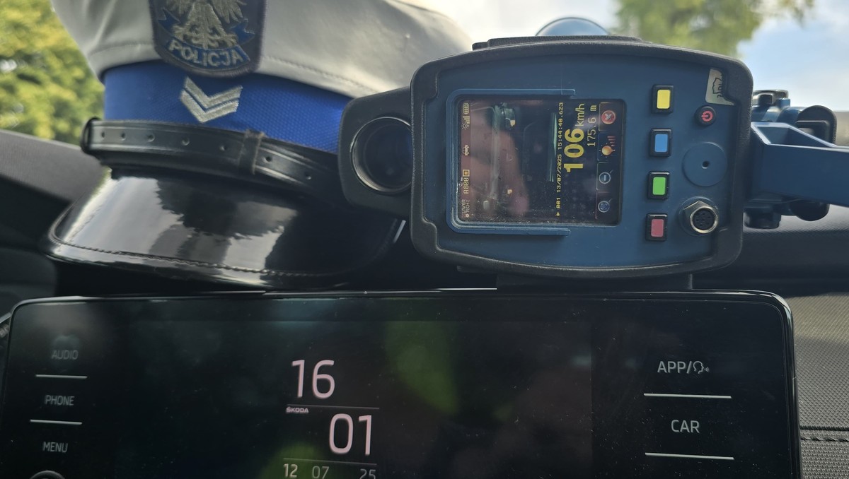 Znowu bez wyobraźni. 21-latek pędził przez Mochowo 106 km/h – właśnie odzyskał prawo jazdy