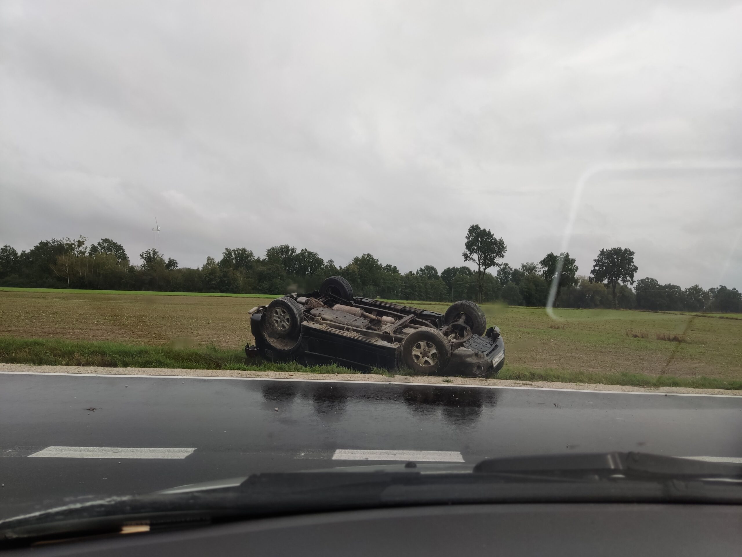 Następny samochód w rowie pod Bledzewkiem