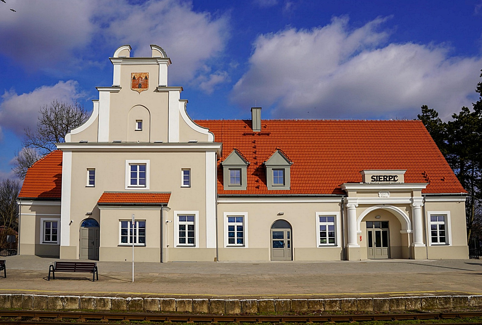 Nowe życie dworca w Sierpcu – ważna umowa z Kolejami Mazowieckimi podpisana