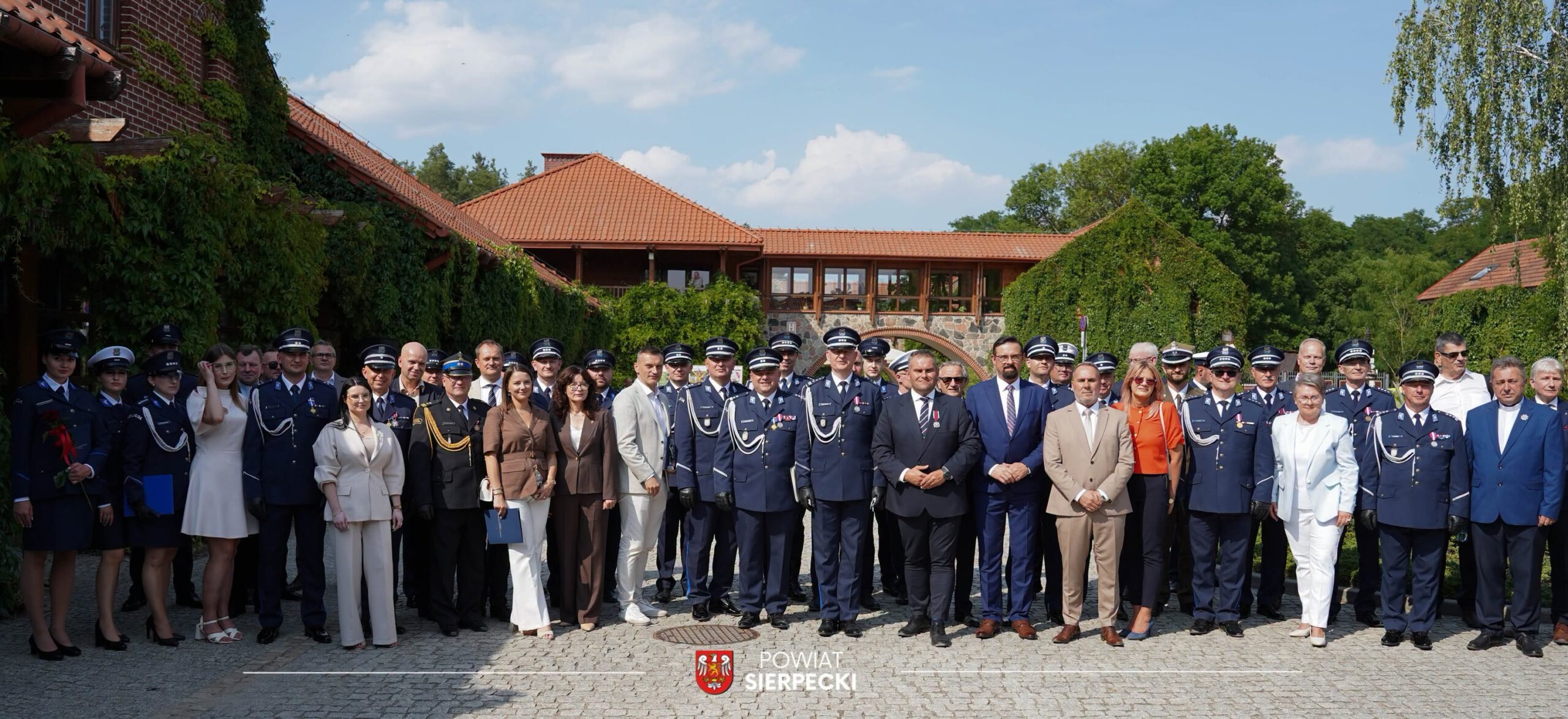 👮‍♂️ Święto Policji w Powiecie Sierpeckim. Wyjątkowe wyróżnienia, awanse i Brązowy Medal dla Starosty