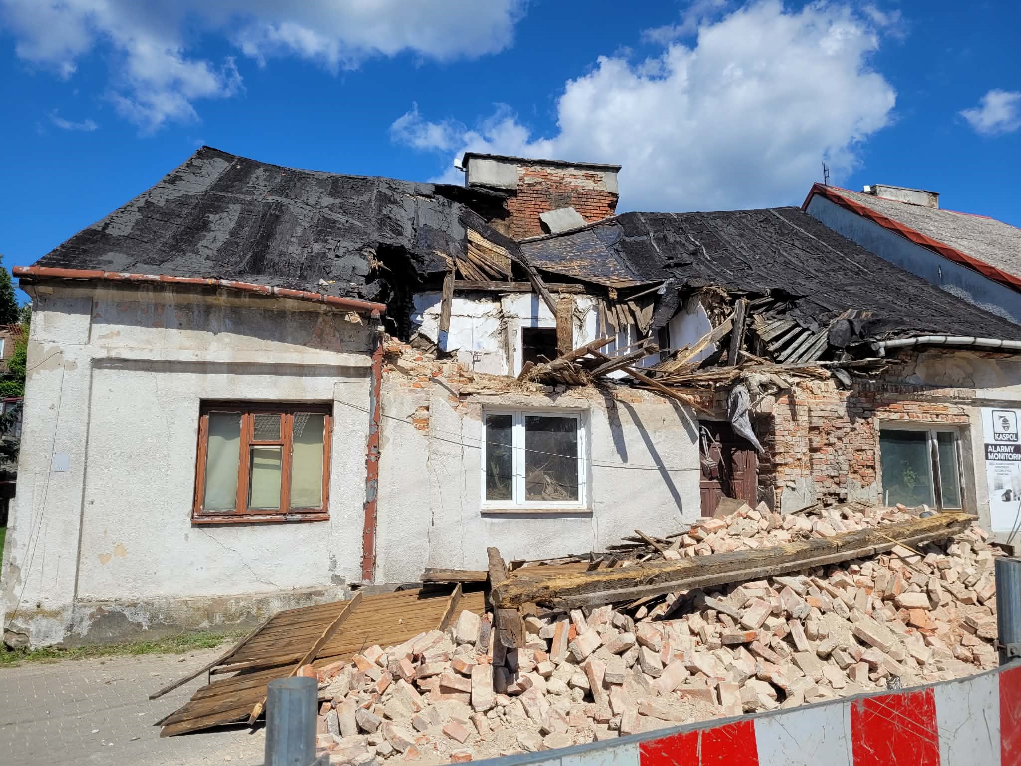 Dach zabytkowej kamienicy runął na ulicę! Cud, że nikt nie ucierpiał w Sierpcu